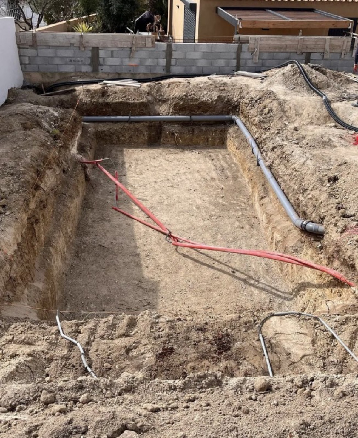Fouille de piscine avec pose des réseaux